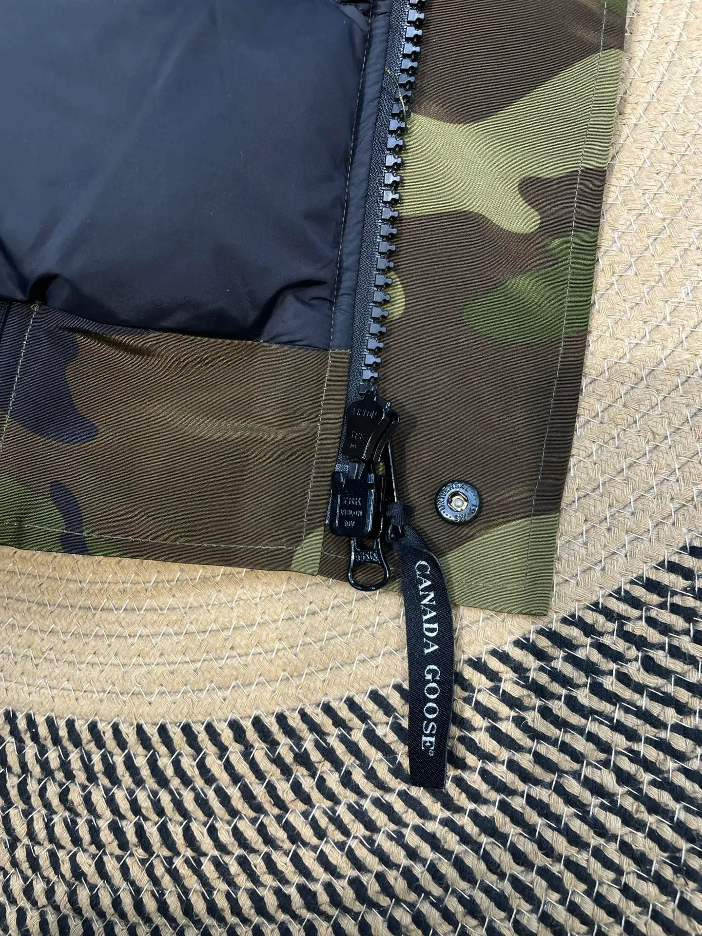 P780 high-end version Canada Goose Canada Goose #Chilliwack 7999M bomber jacket short down jacket/01 model #Men and Women Same Style# ➖ Genuine synchronous anti-counterfeiting chip sensor! ➖ Imported 21S polyester-cotton blended original fabric [last year’s 16S/18S hard fabrics have been completely eliminated, this year all use 21S genuine synchronous fabrics, the soft mid-strap feels delicate and textured], genuine synchronous Feather-Light 10D waterproof coating fabric, made of 84.5 polyester fiber and 15.5 cotton, 100% the best feel in the entire network! ➖ The genuine official website is synchronized with the national standard 80 white duck down, you can check the official website customer service, there will never be a series of misleading claims such as 90 down or goose down! ➖ Using the best nylon lining with double double-layer sealing design, velvet-proof No. 7 needle + grid-filled down ready-made garments, there is 100% no so-called velvet running! ➖ The cuffs are designed with thickened seamless threads, and the collar and pockets are lined with top-quality polar fleece to keep you warm and comfortable! ➖ Yoshida YKK provides original custom-made electroplated sliders. YKK two-way lockable zippers are tight and smooth and will not peel off paint! ➖ 3M composite guarantees that the Velcro is the same as the original, durable, and all accessories and hardware are custom-made! ➖ Imported BEHRINGER embroidery machine to customize the 10,000-needle embroidery logo, 98% of which can be reproduced to restore the original logo. You can check and compare on the official website! ➖ The fur collars are all made of large pieces of Western Canadian blue wolf hide, ensuring that each fur collar is 13-15cm wide!   Size:XS-XXL